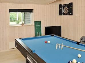 3 bedrooms, cribs/infant beds