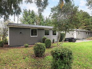A modern single-story building with a flat roof, two windows, and a small porch area. - 4 Star Holiday Home in Oster Assels (Øster Assels)