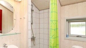 House | Bathroom - 8 Person Holiday Home in Blavand (Blavand)