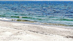 En strand där vågorna rullar in mot land.