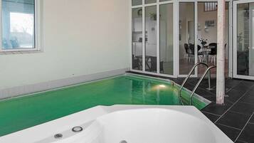 من حمّامات السباحة المغطاة، حمّام سباحة خارجي