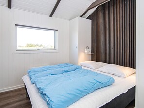 3 bedrooms, cribs/infant beds