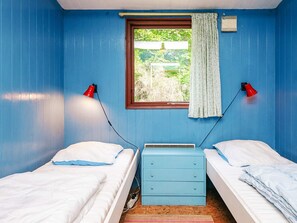 A room with two beds, a window with a curtain, and two wall-mounted lamps. - Vintage Holiday Home in Rømø near Sea (Rømø)