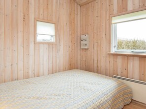 3 bedrooms, cribs/infant beds