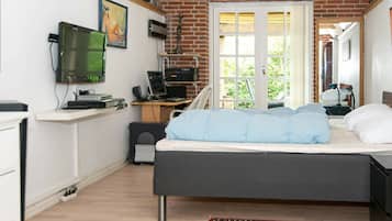 3 bedrooms, cribs/infant beds