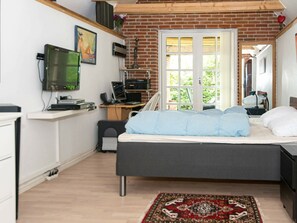 3 bedrooms, cribs/infant beds