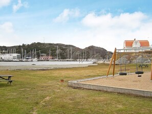 House | Property grounds - Holiday Home in Ellös (Ellos)