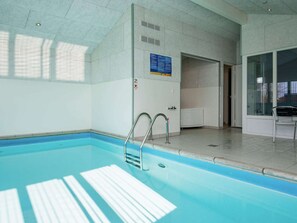 Alberca techada y alberca al aire libre