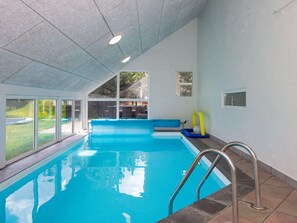 Una piscina techada, una piscina al aire libre