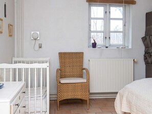 5 bedrooms, cribs/infant beds