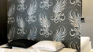 3 kamar tidur dan dilengkapi dengan perabotan berbeda-beda