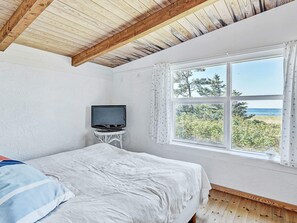 2 bedrooms, cribs/infant beds