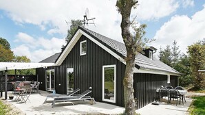 Exterior - Luxurious Holiday Home in Hadsund with Hot Tub (Hadsund)