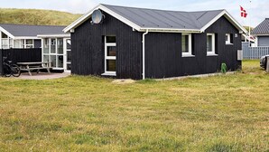 Exterior - Cozy Holiday Home in Ulfborg near Beach (Ulfborg)