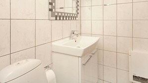 Bathroom - Cozy Holiday Home in Ulfborg near Beach (Ulfborg)