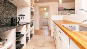 Coffee/tea maker, fridge, microwave, dishwasher - Luxurious Holiday Home in Spøttrup with Hot Tub (Spøttrup)