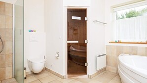 Bathroom - Luxurious Holiday Home in Spøttrup with Hot Tub (Spøttrup)