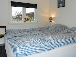 2 bedrooms, cribs/infant beds