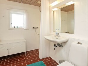 Bathroom - Spacious Holiday Home in Pandrup near Sea (Pandrup)