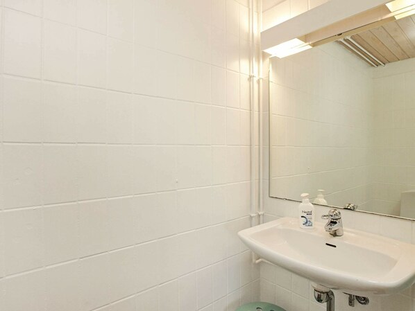 Bathroom - Spacious Holiday Home in Pandrup near Sea (Pandrup)