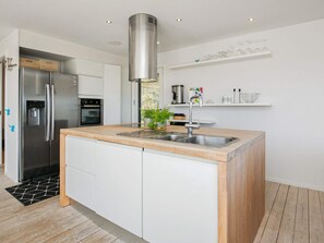 House | Private kitchen - Modern Holiday Home in Brovst with Hot Tub (Brovst)