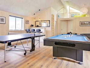 A room with a pool table, a ping pong table, and a billiards table. There are chairs and a bar area. - Holiday Home in Kappeln (Kappeln)