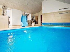 Una piscina techada, una piscina al aire libre