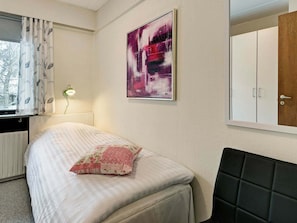 5 bedrooms, cribs/infant beds