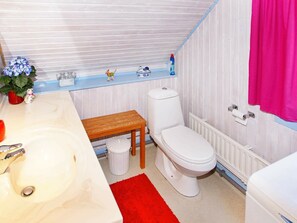 2 bedrooms, cribs/infant beds
