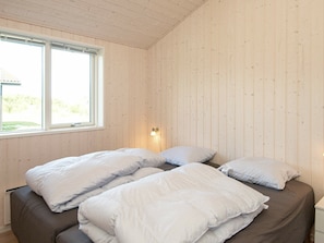 3 bedrooms, cribs/infant beds