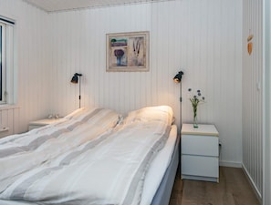 4 bedrooms, cribs/infant beds