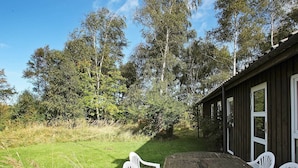 Outdoor dining - Charming Holiday Home in Laeso Denmark With Terrace (Læsø)