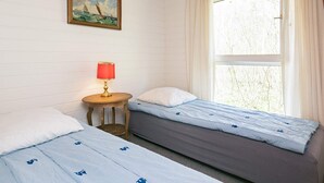 4 bedrooms, cots/infant beds, individually furnished - Charming Holiday Home in Laeso Denmark With Terrace (Læsø)