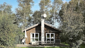 Exterior - Charming Holiday Home in Laeso Denmark With Terrace (Læsø)