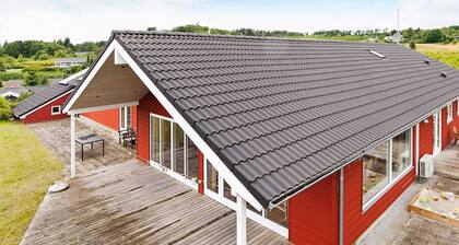 Rustic Holiday Home in Ebeltoft with Hot Tub