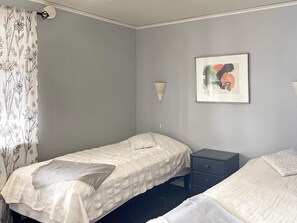 3 bedrooms, bed sheets - 5 Person Holiday Home in Ljungskile (Ljungskile)