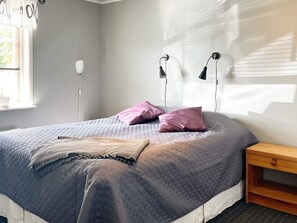 3 bedrooms, bed sheets