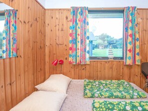 3 bedrooms, cribs/infant beds