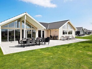 A modern house with a patio, large windows, and a lawn. - Holiday Home in Kappeln (Kappeln)