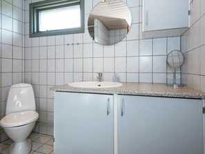 Bathroom - Deluxe Holiday Home in Juelsminde With Sauna (Juelsminde)