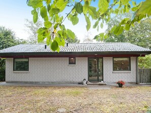 Exterior - Delightful Holiday Home in Glesborg With Roofed Terrace (Glesborg)