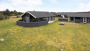 Et moderne boligområde med flere huse, mørke tage og hvide detaljer.