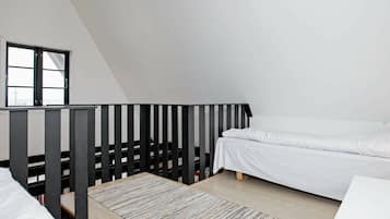 1 bedroom, cots/infant beds