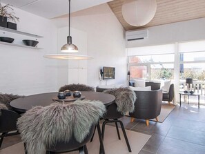 House | Dining - 4 Person Holiday Home in Blavand (Blavand)