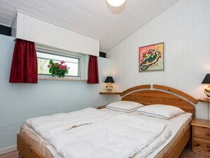 3 bedrooms, cribs/infant beds