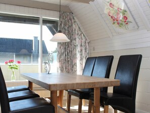 Coffee/tea maker, fridge, microwave, stovetop - Countryside Holiday Home in Blåvand near Sea (Blavand)