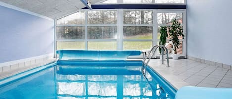 Casa | Piscina | Una piscina cubierta, una piscina al aire libre