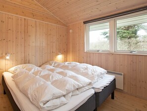 3 bedrooms, cribs/infant beds