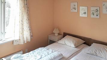 3 Schlafzimmer, individuell eingerichtet, Babybetten