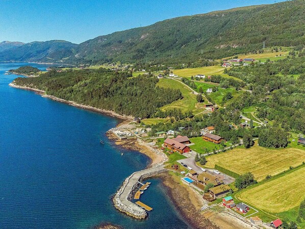A coastal village with houses, a pier, and a small harbor. - Holiday Home in Eidsvåg (Molde)